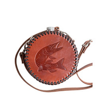 Frenzo gifts ФФ.44.К.Т фляжка подарочная в кожаном чехле / Щука / коричневый